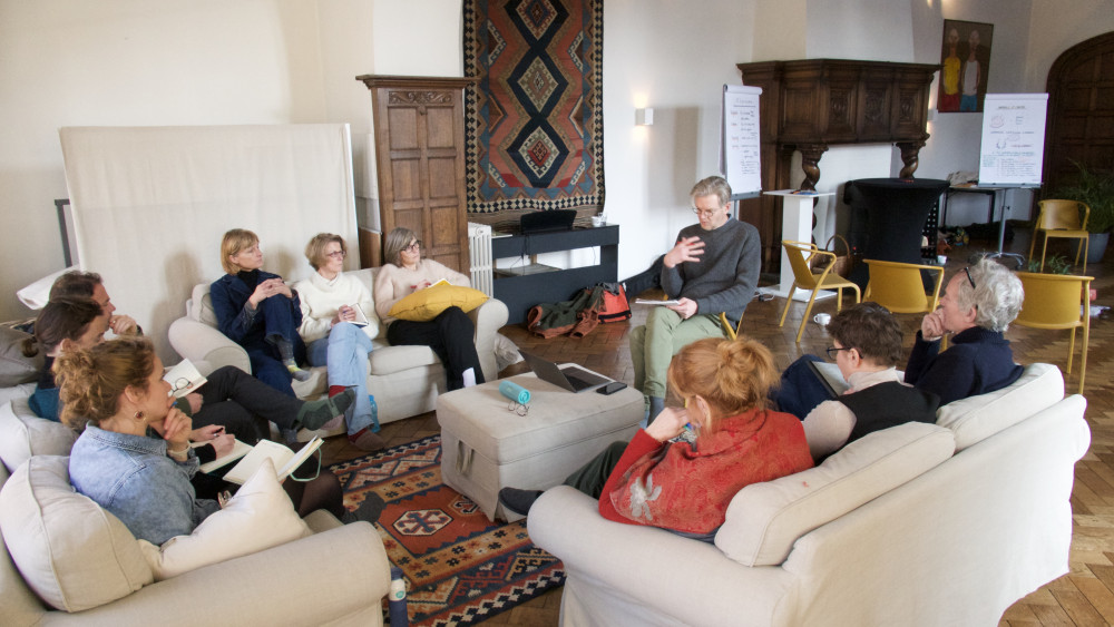 Groep mensen die een training volgt