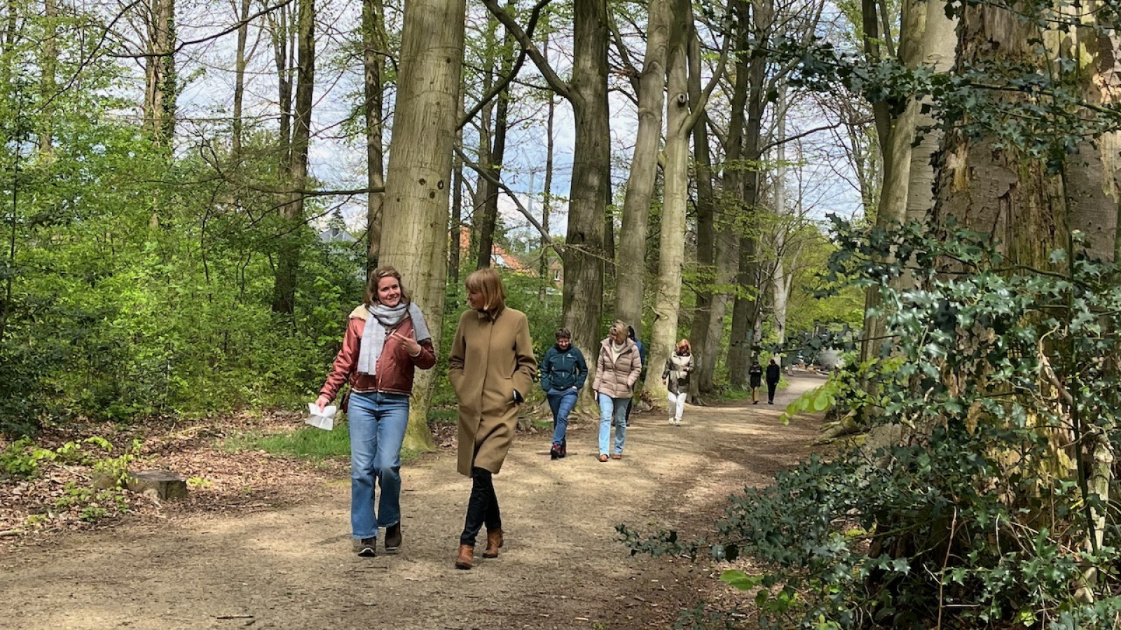 Mensen die in het bos wandelen